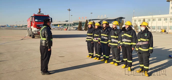 包头机场消防队开展消防演练