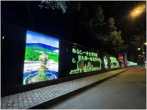 今年,各级城管部门将继续推进工地围挡亮化,美化,从文化内涵,视觉效果