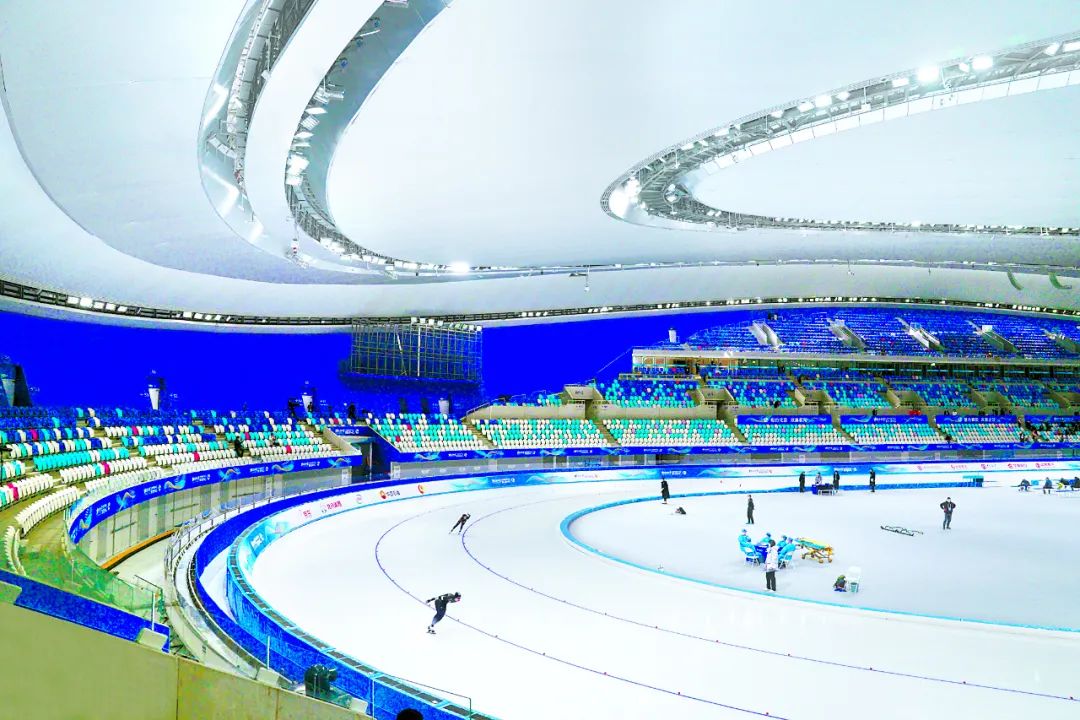 北京冬奥会前，国家速滑馆举办的速度滑冰测试赛受到参赛选手的好评。图为去年“相约北京”冰上项目测试活动速度滑冰比赛在国家速滑馆举行。萧峰 摄