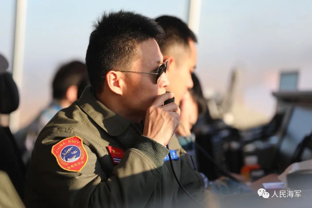 "▲搜救机组严阵以待只等指挥员一声令下搜救机组蓄势待发"飞行前准备