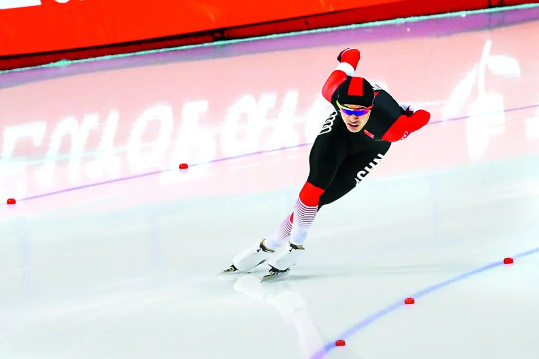北京时间2021年12月13日凌晨，速度滑冰世界杯加拿大站男子1000米A组决赛中，中国选手宁忠岩摘金。图为宁忠岩在比赛中。（图片来源：视觉中国）