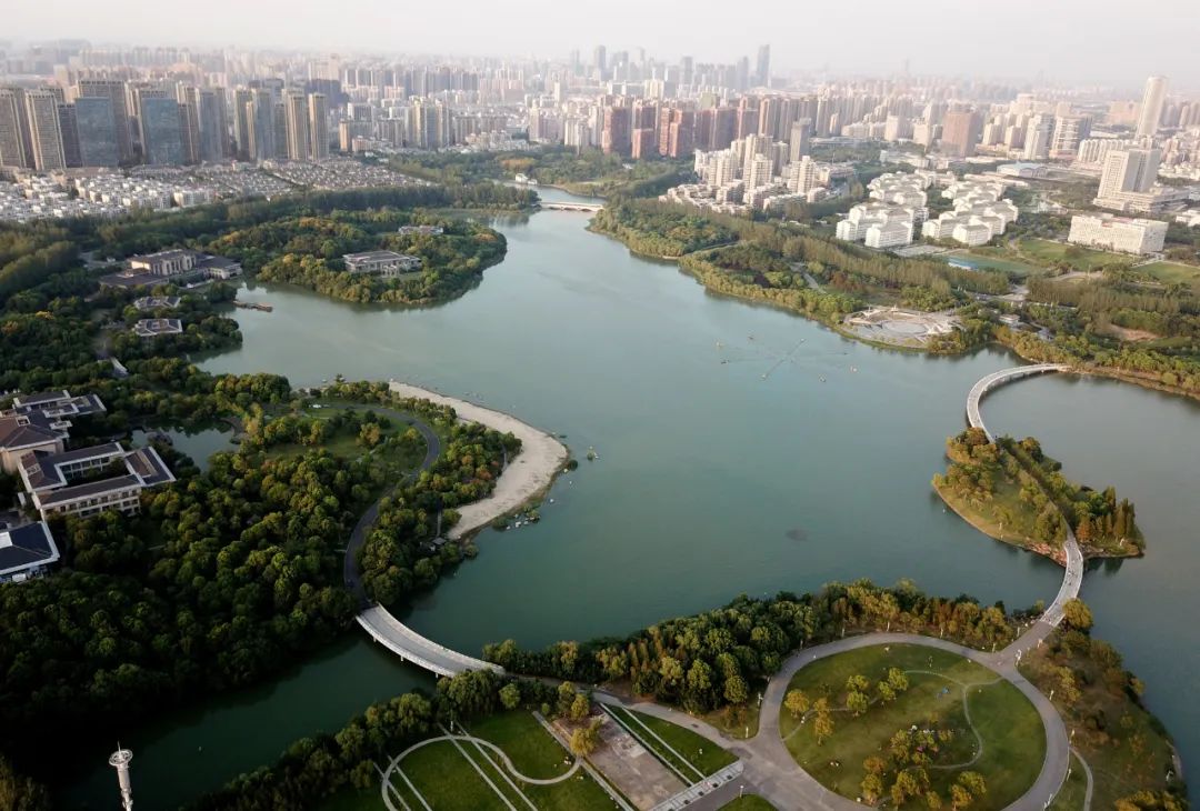 俯瞰合肥翡翠湖沿岸风光
