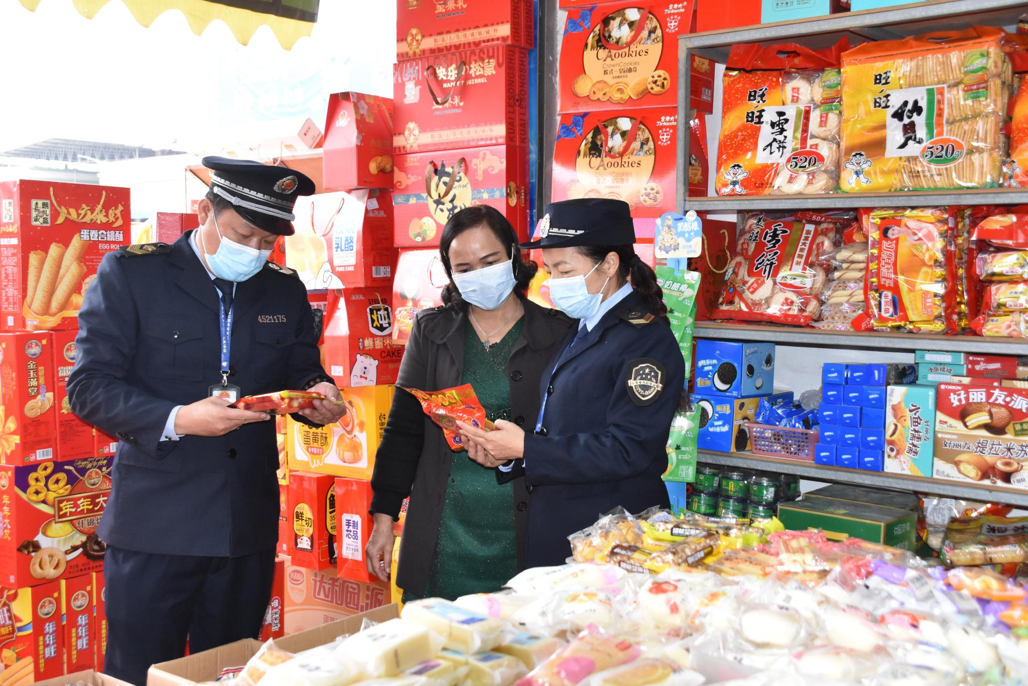 玉林市市场监管局执法人员在玉林宏进农批市场一家副食店检查食品标签