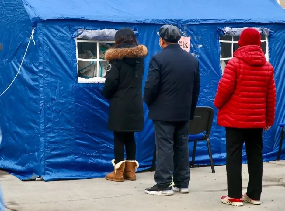 △1月25日，北京丰台区，市民正排队进行核酸检测。（图片来源/人民视觉）