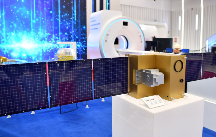 这是在安徽创新馆拍摄的“墨子号”量子卫星模型（2020年8月25日摄）。 新华社记者 刘军喜 摄