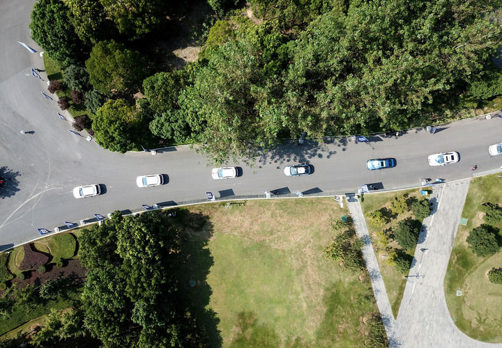 在安徽省合肥市，自动驾驶车辆准备驶入5G示范线（2020年9月3日摄，无人机照片）。新华社记者 刘军喜 摄