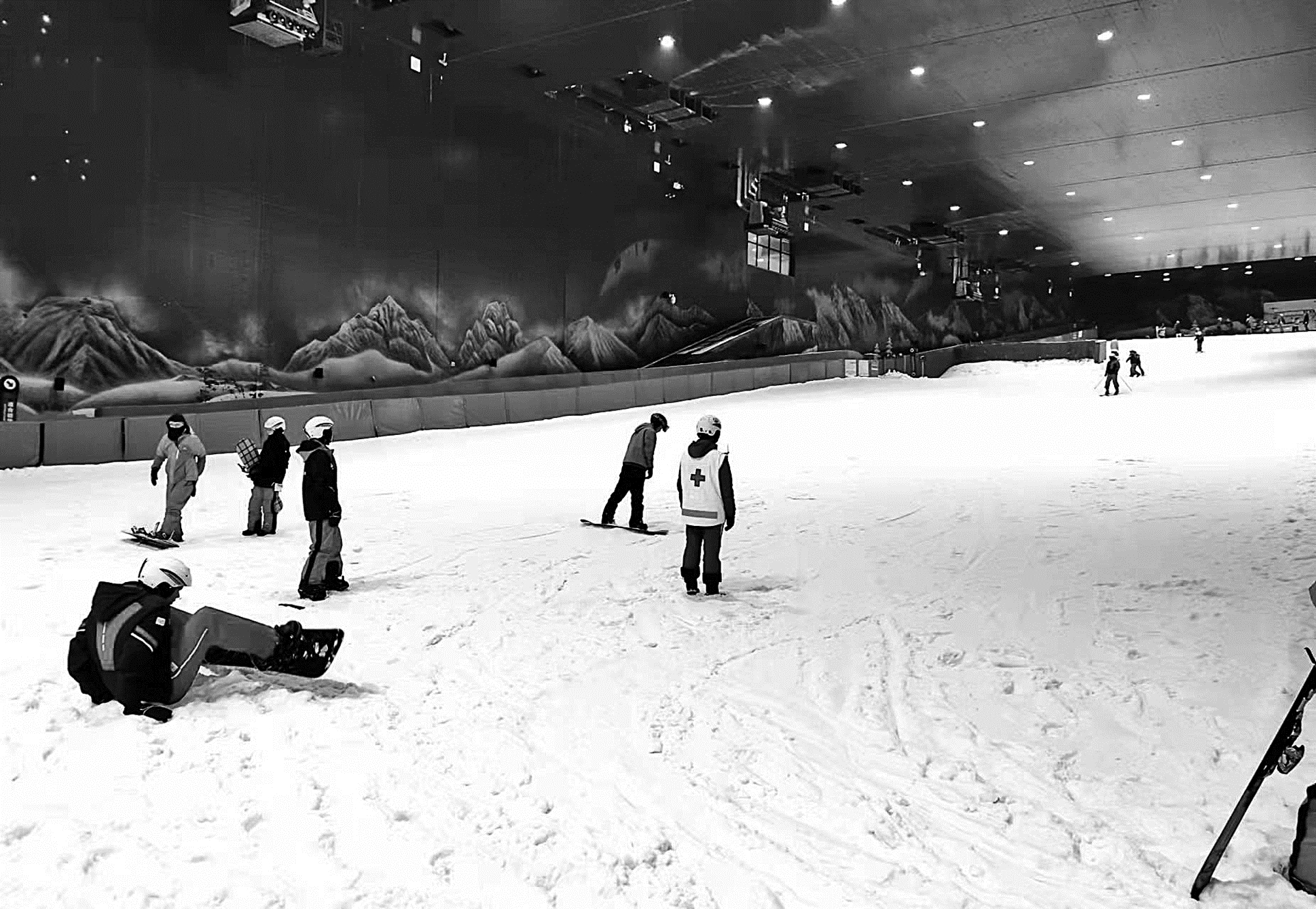 游客在无锡融创雪世界滑雪