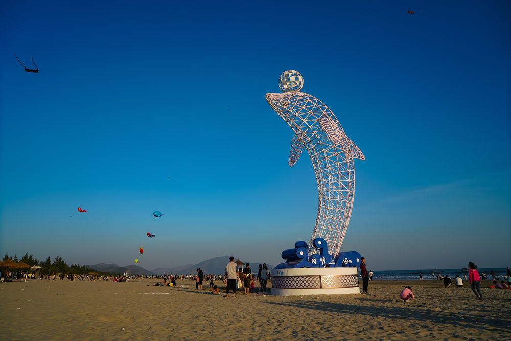 图为游客在陆丰市东海镇旅游沙滩游玩.新华社发