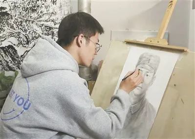 2019级绘画专业学生段广龙为八路军战士吕洪恩烈士画像。孙小可摄