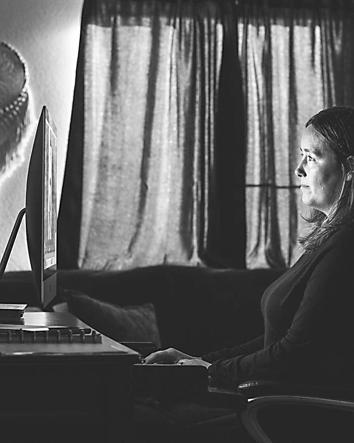 美媒：社交媒体加重中年女性孤独感