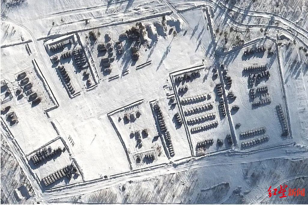 ▲卫星图像显示，俄罗斯西南部部署的坦克和其他军事装备