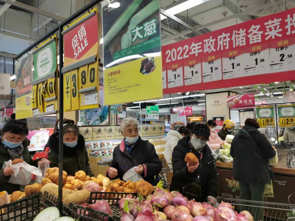 1月24日，市民正在西安一家超市中采购政府投放的储备菜。新华社记者 姜辰蓉 摄