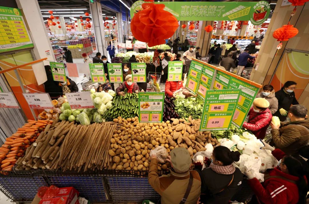 1月25日,安徽合肥市一大型超市内,市民选购"惠民菜".