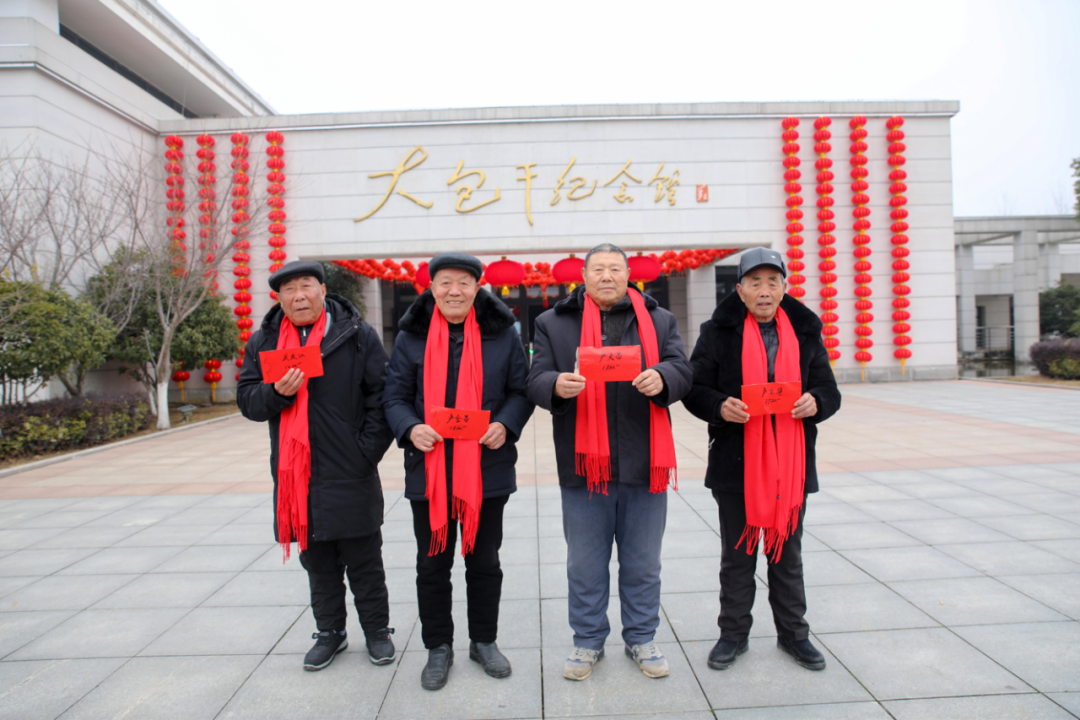 在凤阳县小岗村,几位"大包干"带头人展示领取的分红红包.