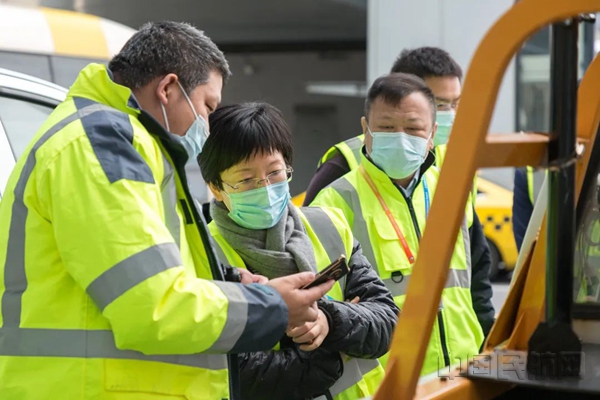 督察组对备降保障、飞行区场地、目视助航设施、机坪运行、鸟击防范开展了现场检查