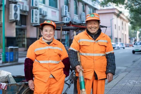 从环卫橙到情侣装台州黄岩环卫工人新年夫妻照定格别样美丽