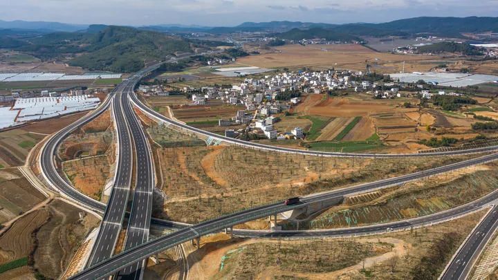 这是2021年通车的三清高速一景(无人机照片,1月15日摄).
