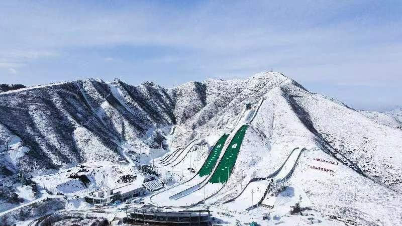 辽宁宽甸天桥沟滑雪旅游度假地6.吉林丰满松花湖滑雪旅游度假地7.