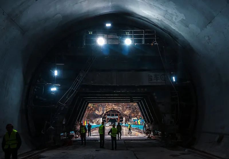 杭温铁路西山隧道顺利贯通.
