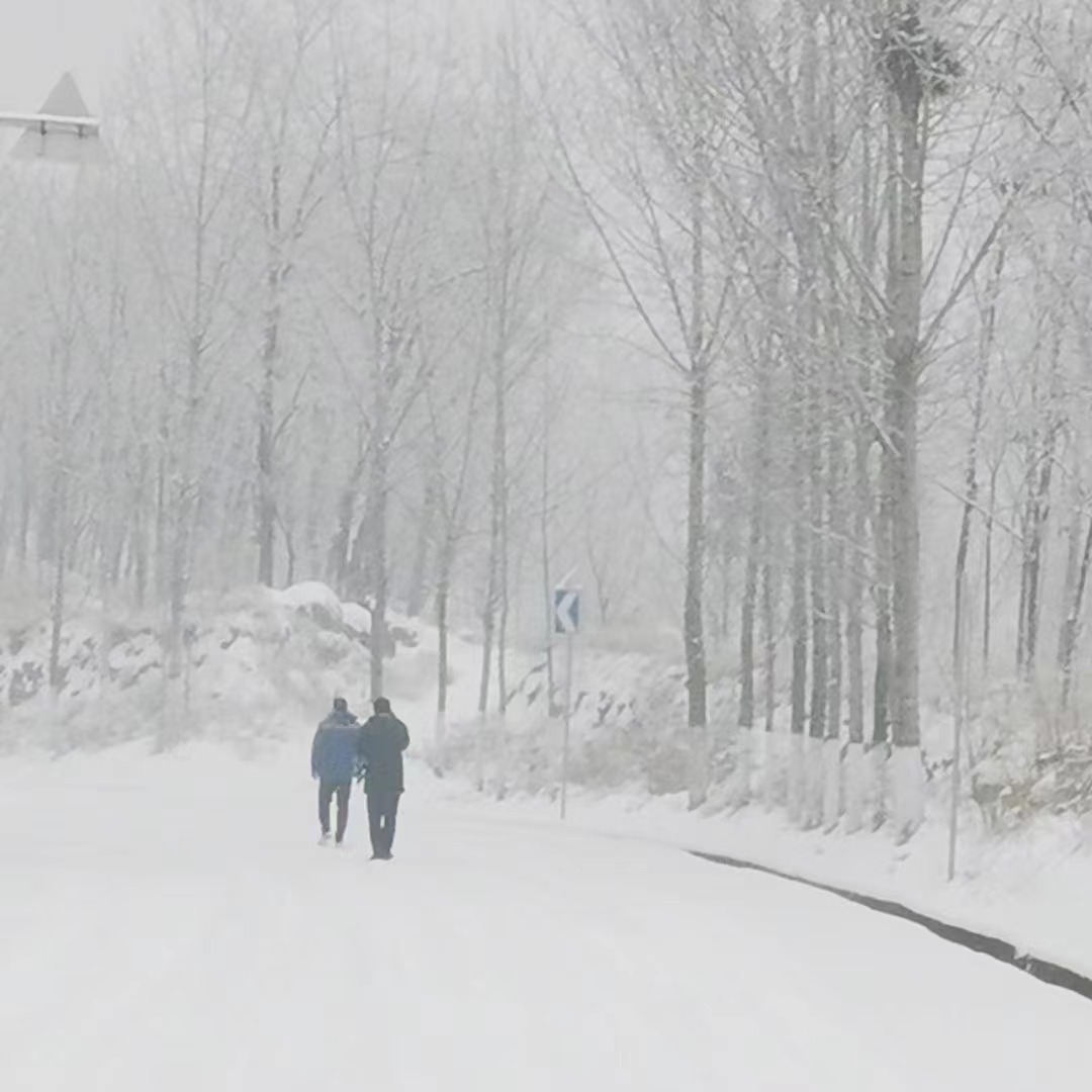 1月22日，河南省登封市君召乡因大雪封路，联通装维人员徒步5公里为客户上门服务