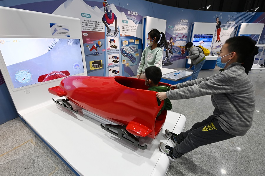 小朋友体验模拟冰上赛车。（中国日报记者 魏晓昊 摄）