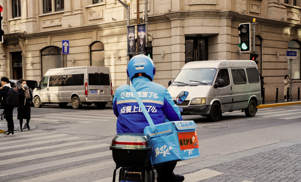 图:饿了么骑手配送年夜饭预制菜