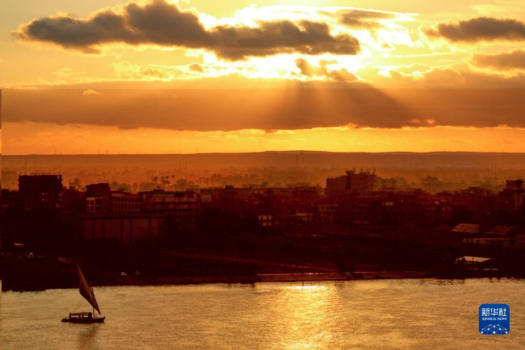 1月26日,一艘帆船行驶在埃及开罗日落时分的尼罗河上.