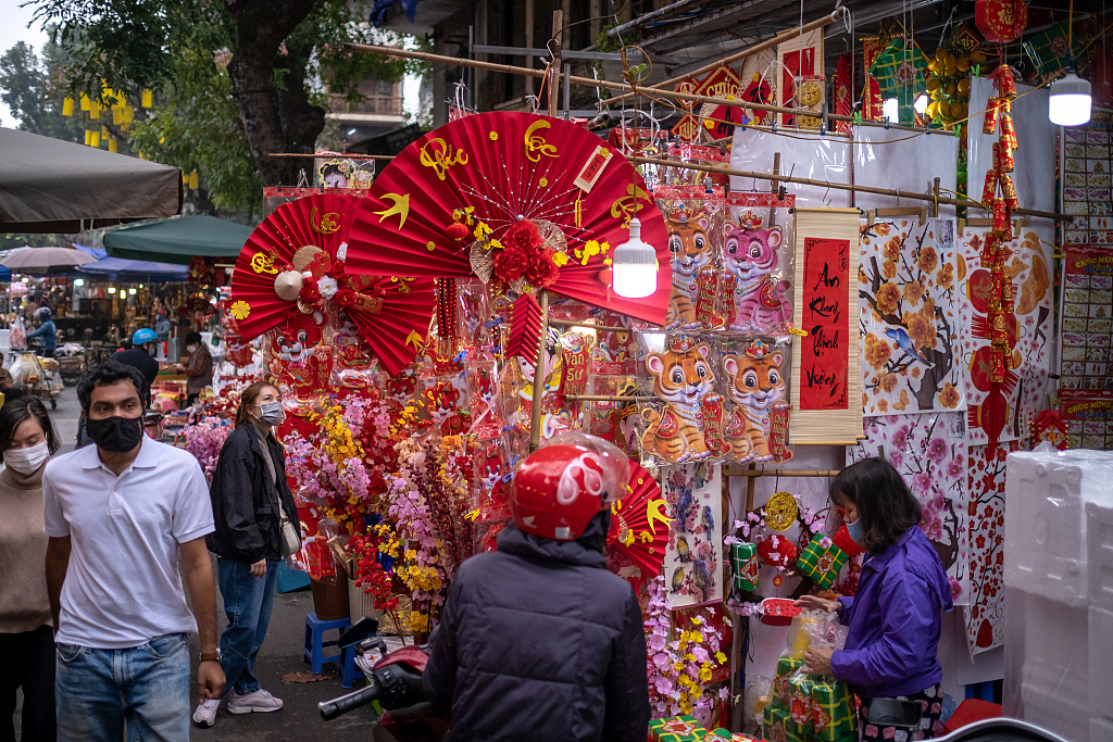 越南民众喜迎2022春节街头节日氛围浓厚