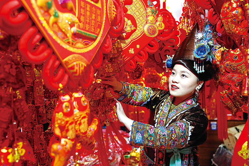 市融水苗族自治县苗族群众纷纷购买红灯笼,中国结和春联等新年饰品