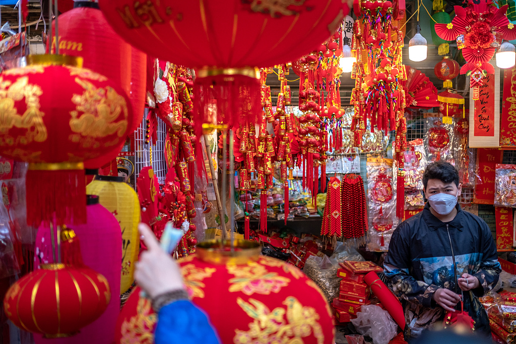 当地时间2022年1月25日,越南河内,2022春节即来,当地民众迎新年,节日