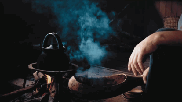 △当地人煮咖啡，和烤茶一样。