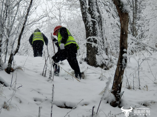 （湖北移动网络技术人员顶风冒雪前往村民家中）