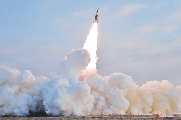 韩国军方朝鲜27日向半岛东部海域疑似发射了两枚短程弹道导弹