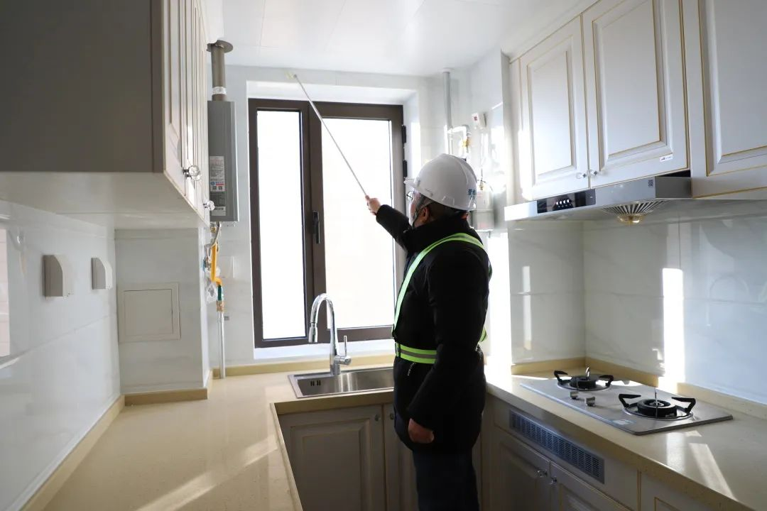 「使用空鼓锤检测厨房墙砖空鼓情况」