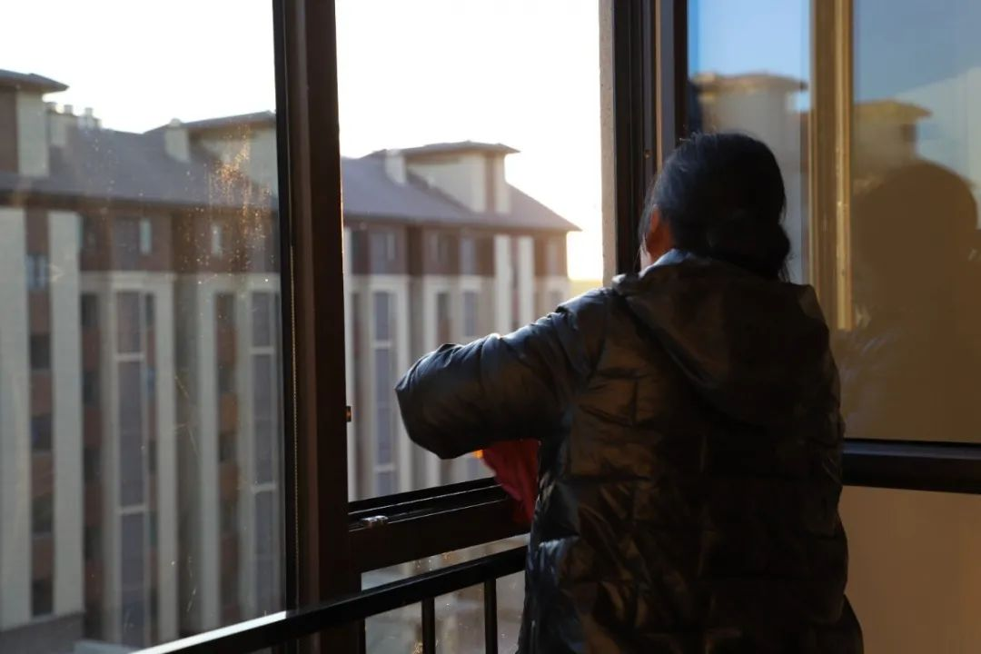 「保洁人员正在清扫窗檐」