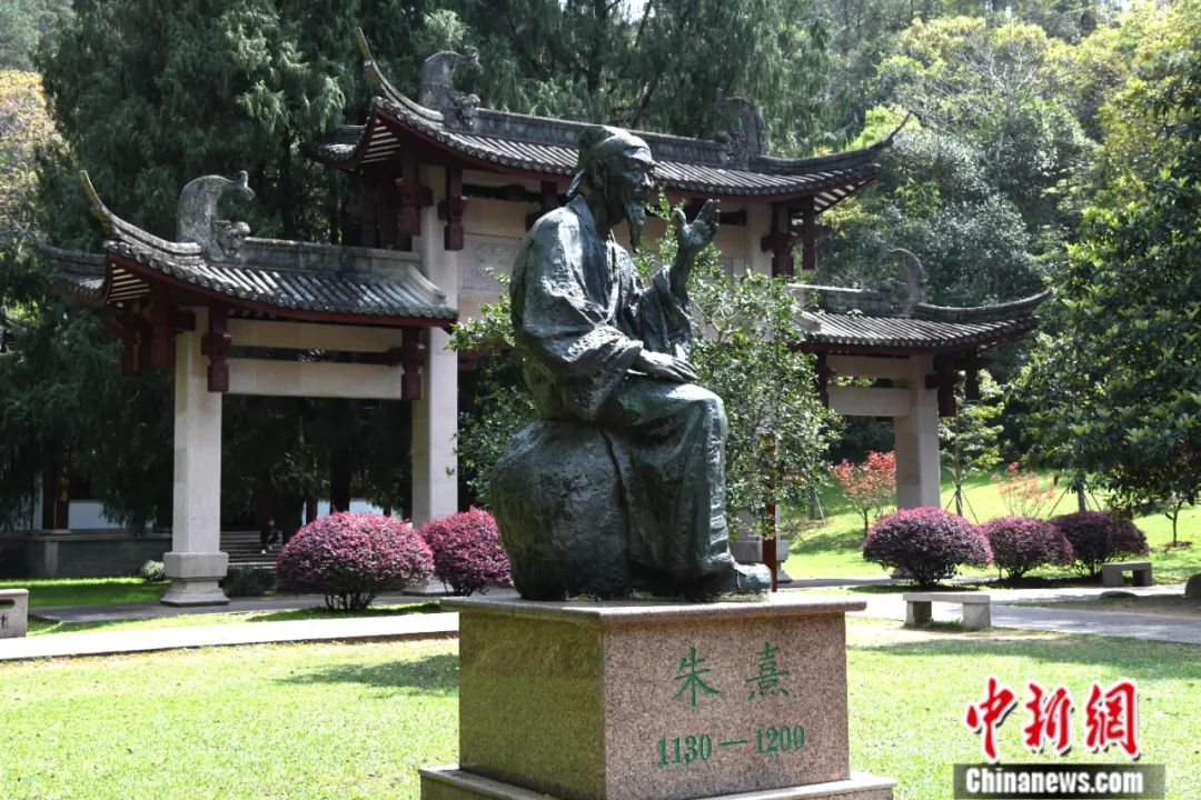 福建武夷山朱熹园中朱熹像.中新社记者 王东明 摄