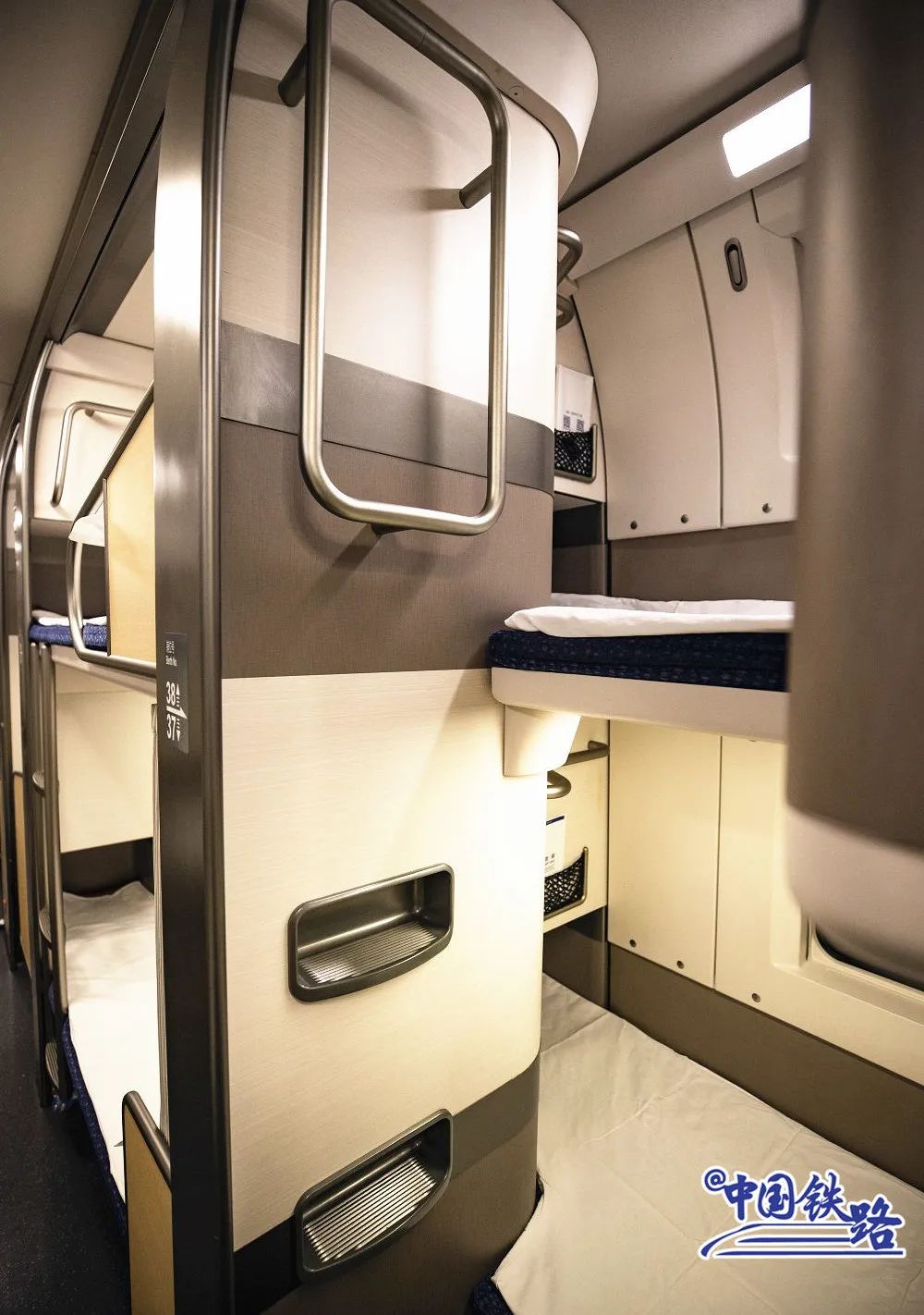 造车外,均为卧铺车,总定员860人,比普通动卧列车席位增加三分之一还多