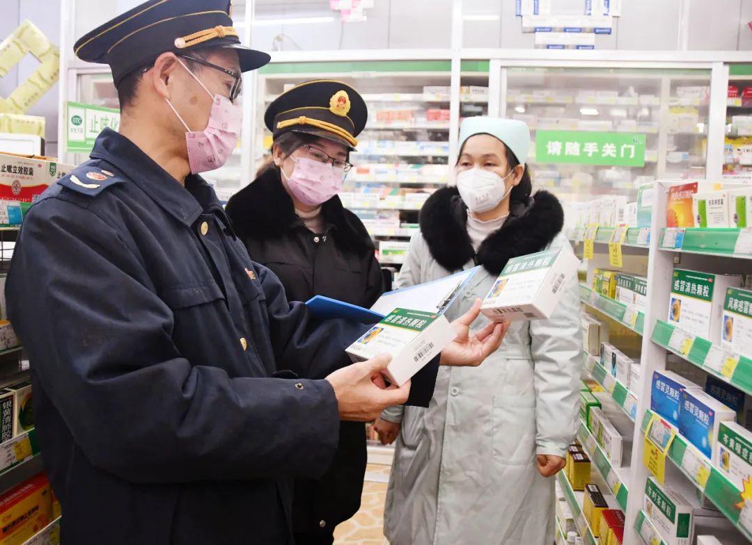▲江永县县城某药店，执法人员在检查药品销售价格。田如瑞 摄
