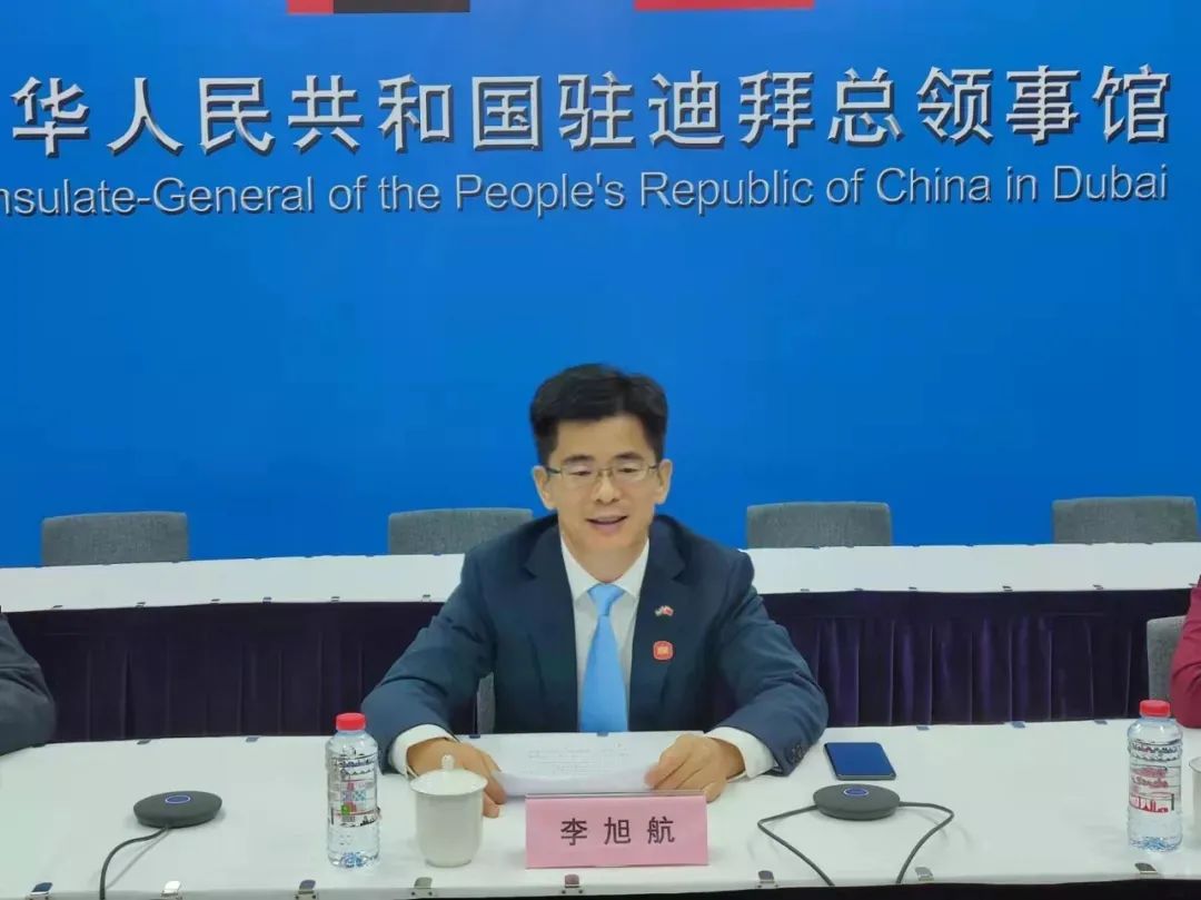 新春佳节将至,中国驻迪拜总领馆于25日向领区中国侨胞和留学生发放"