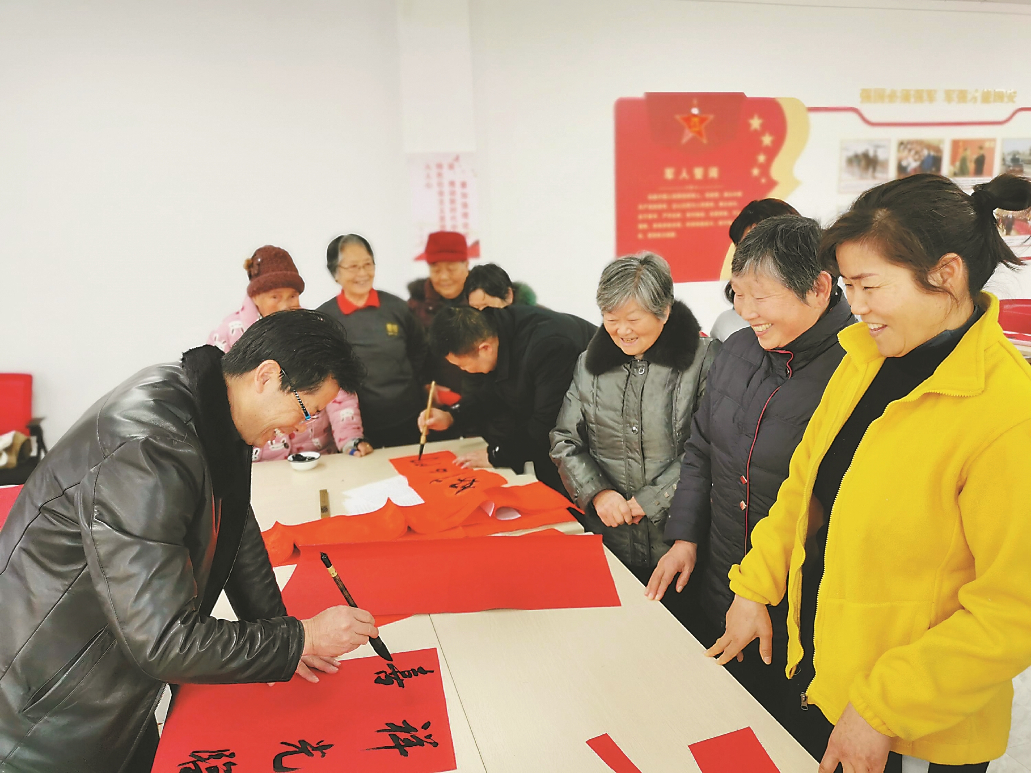 银西社区联合市书法家协会开展"翰墨飘香·春暖百姓"迎新春送春联活动