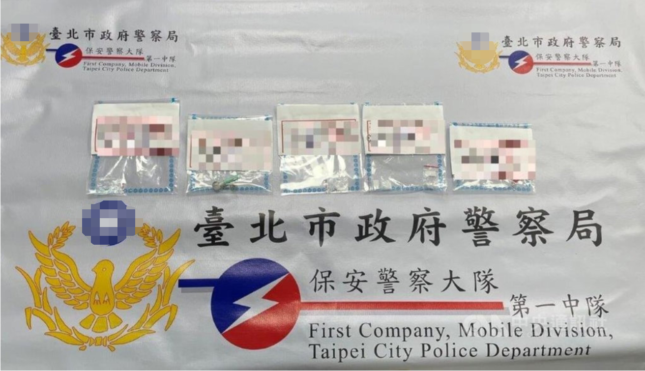 台北一男子车上藏毒冲撞检查站警察开两枪将车逼停