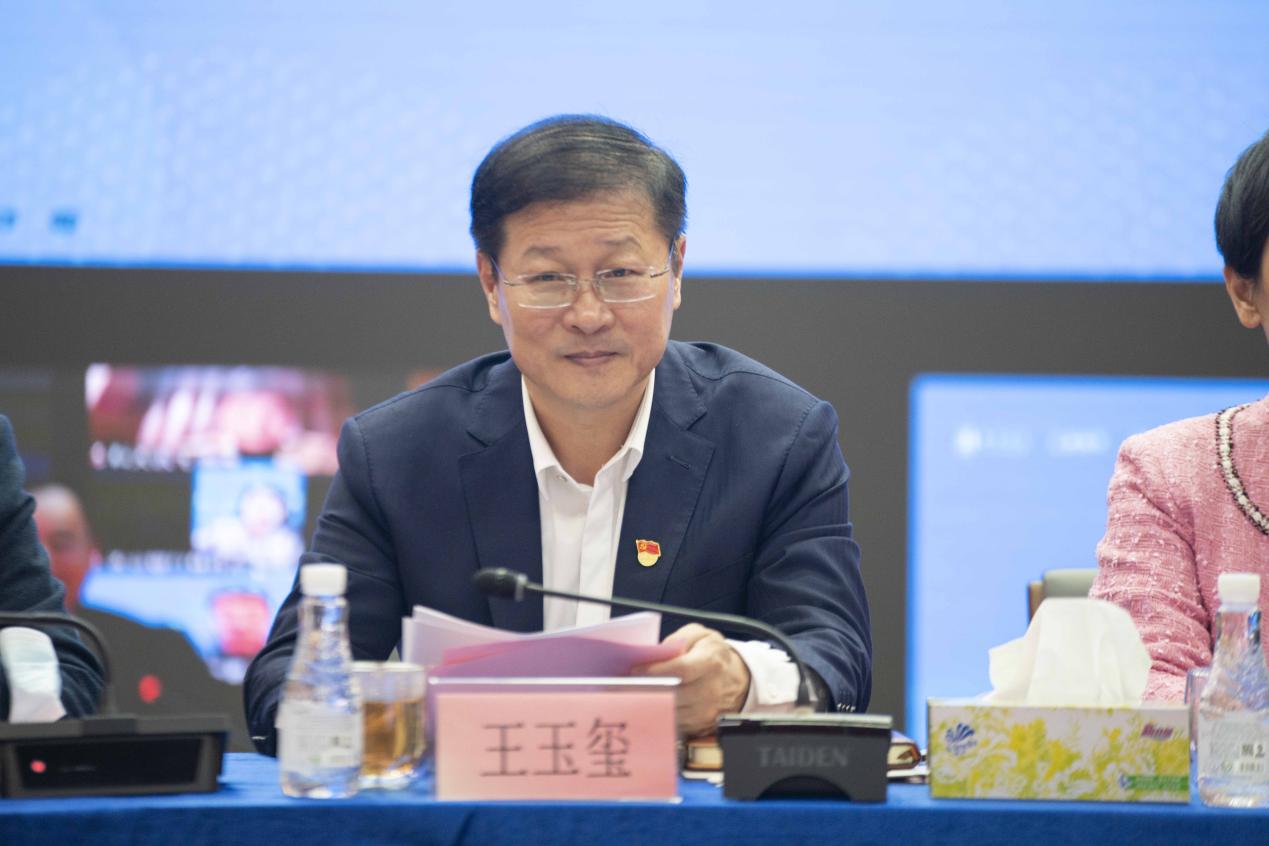 深圳市龙华区委教育工委书记,区教育局局长王玉玺