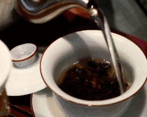 △冲泡普洱茶。