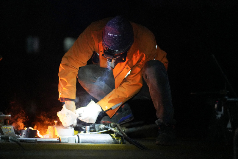 图为施工人员使用推瘤机进行打磨,清除焊接废渣.黄钟滨/摄