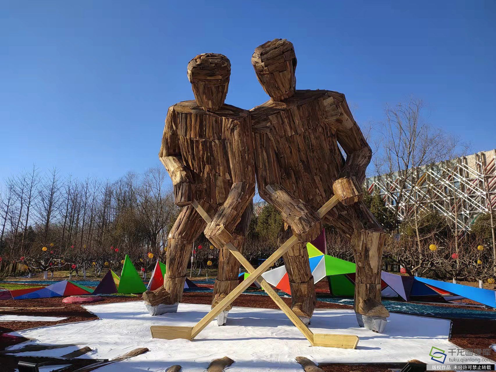 图为五棵松冰球馆南侧绿地(西翠路口)内的"拼搏的冰球运动员"地景雕塑