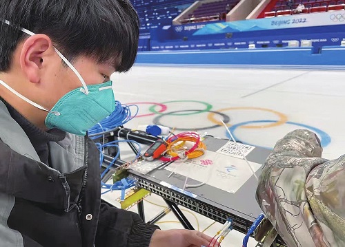 1月17日，清晨6点的首都体育馆，通信工程师丁晓宇依然忙碌着。