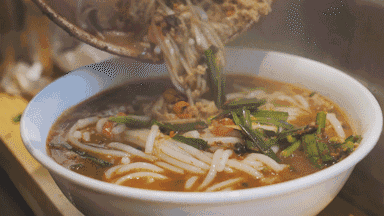 △用普洱茶煮出的小锅米线，酸甜可口。