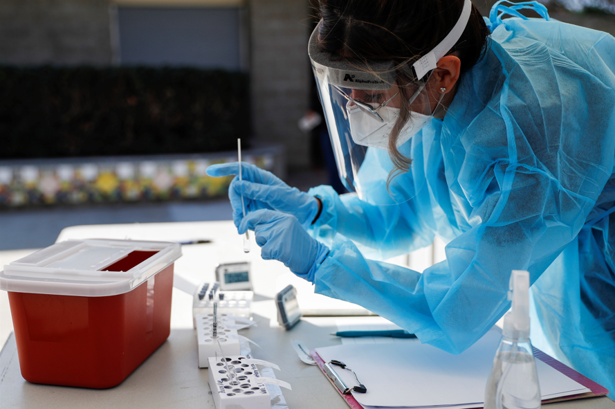 美国医护人员收集新冠病毒检测样本(资料图)