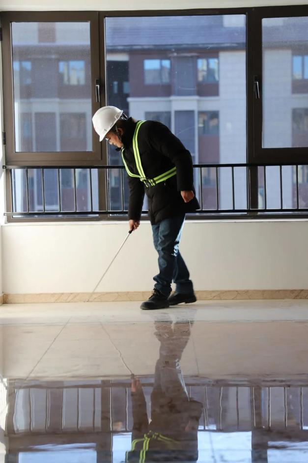 「王亚杰正在检查地砖空鼓情况」