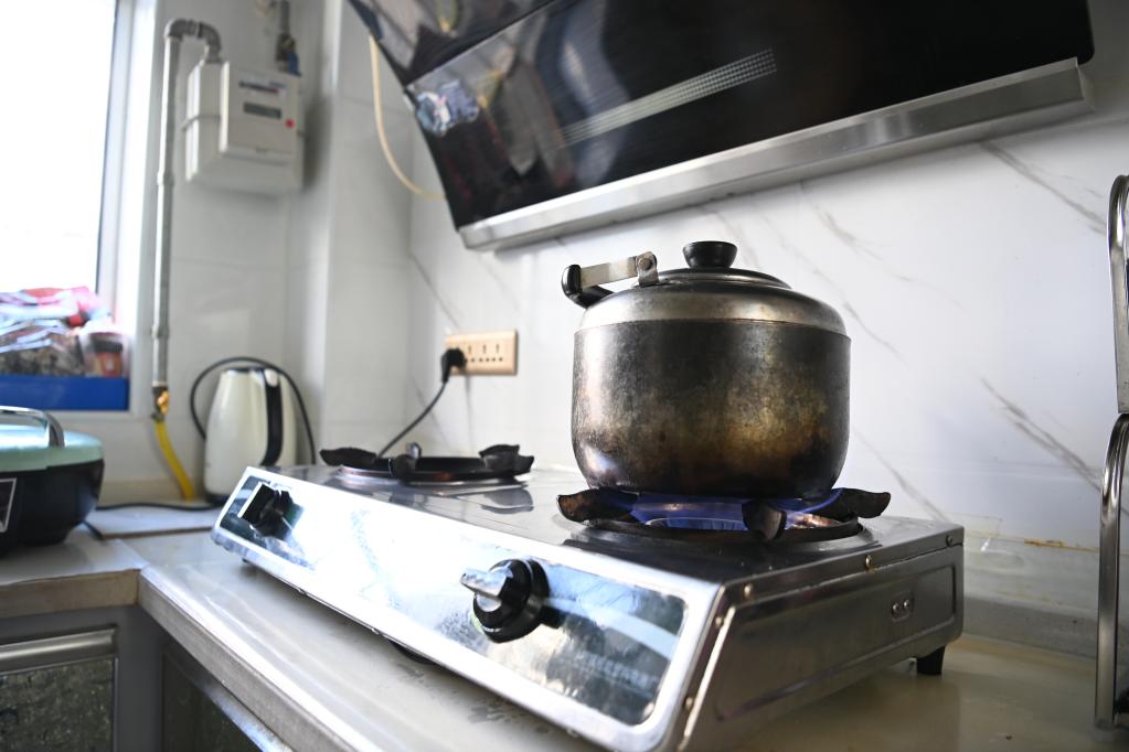 在武威市凉州区黄羊镇红太阳社区,居民们用沼气烧水做饭.